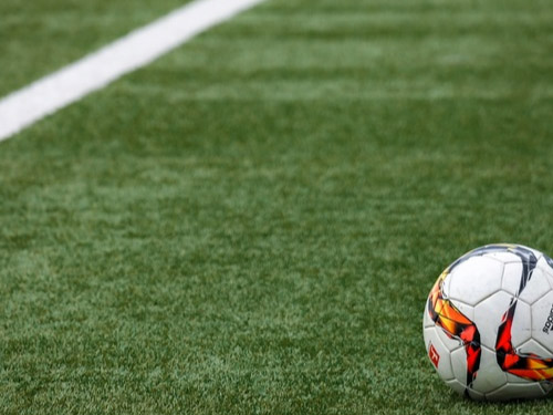 足球场草坪翻新:人工草皮怎样清洗保养